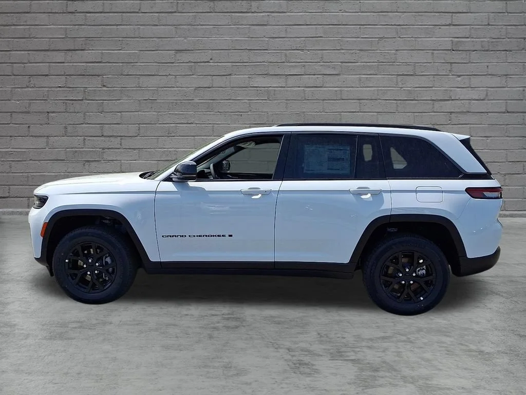 New 2026 Bright White Clearcoat Jeep Laredo Altitude image 5