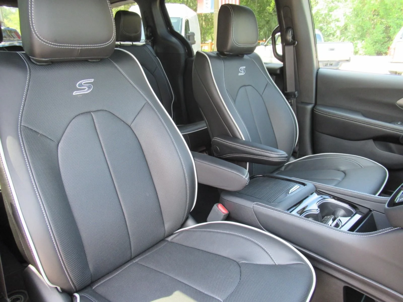 New 2027 Diamond Black Crystal Pearl-Coat Exterior Paint Chrysler Limited image 9