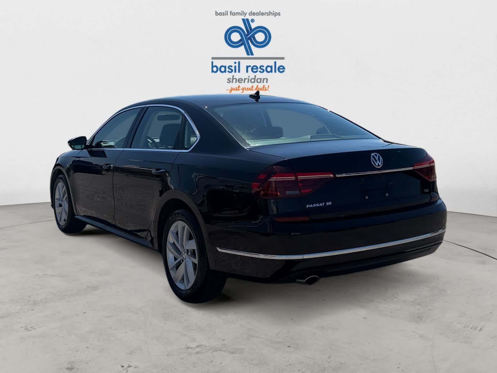 Used 2018 Deep Black Pearl Metallic Volkswagen 2.0T SE image 5