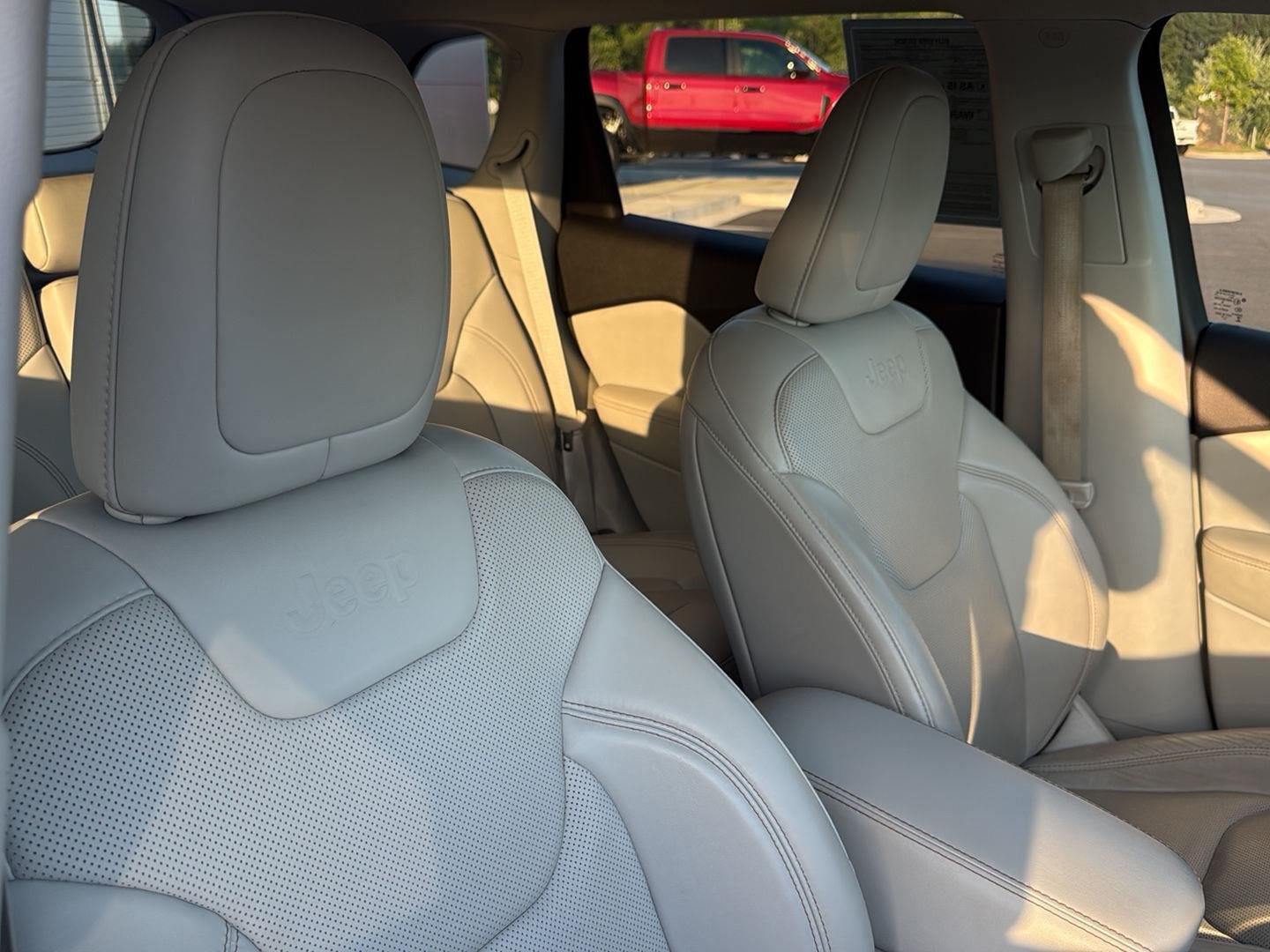 Used 2019 Granite Crystal Metallic Clearcoat Jeep Limited image 29