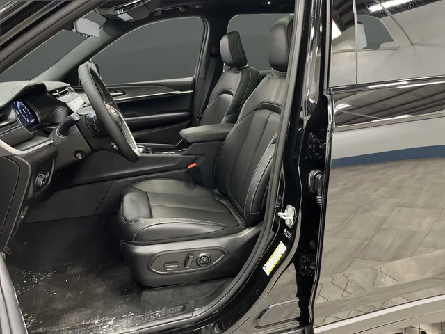 New 2026 Diamond Black Crystal Pearl-Coat Exterior Paint Jeep Limited image 4
