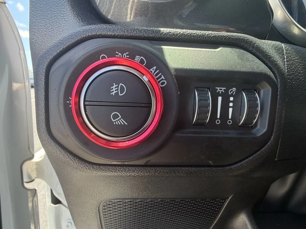 Used 2022 White Jeep Altitude image 22