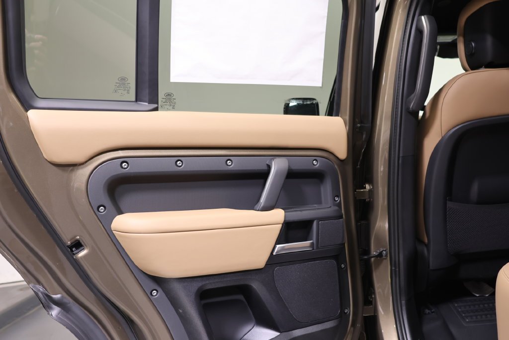 New 2026 Gondwana Stone Metallic Land Rover X-Dynamic SE image 32