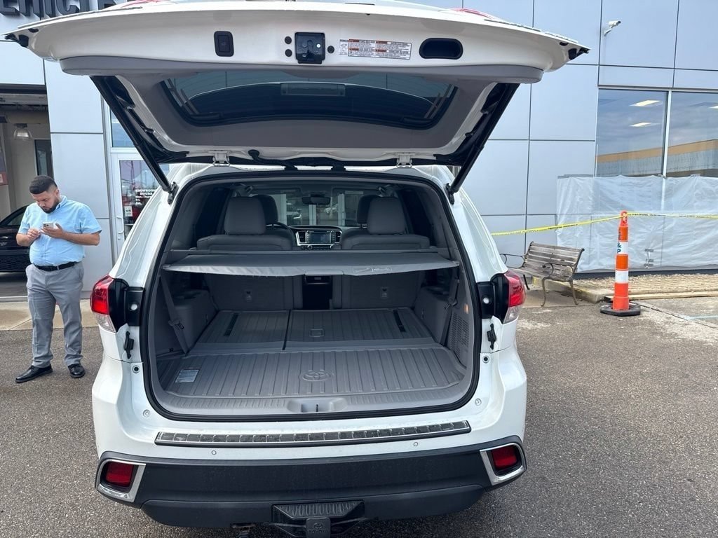 Used 2018 Blizzard Pearl Toyota Limited image 22