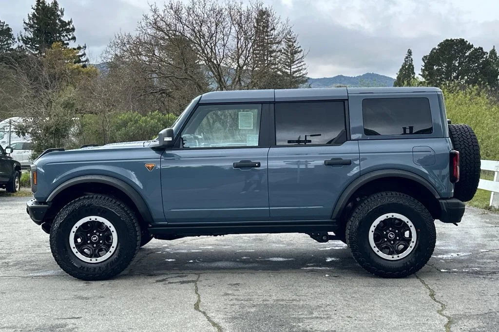 New 2025 Azure Gray Metallic Ford Badlands image 7