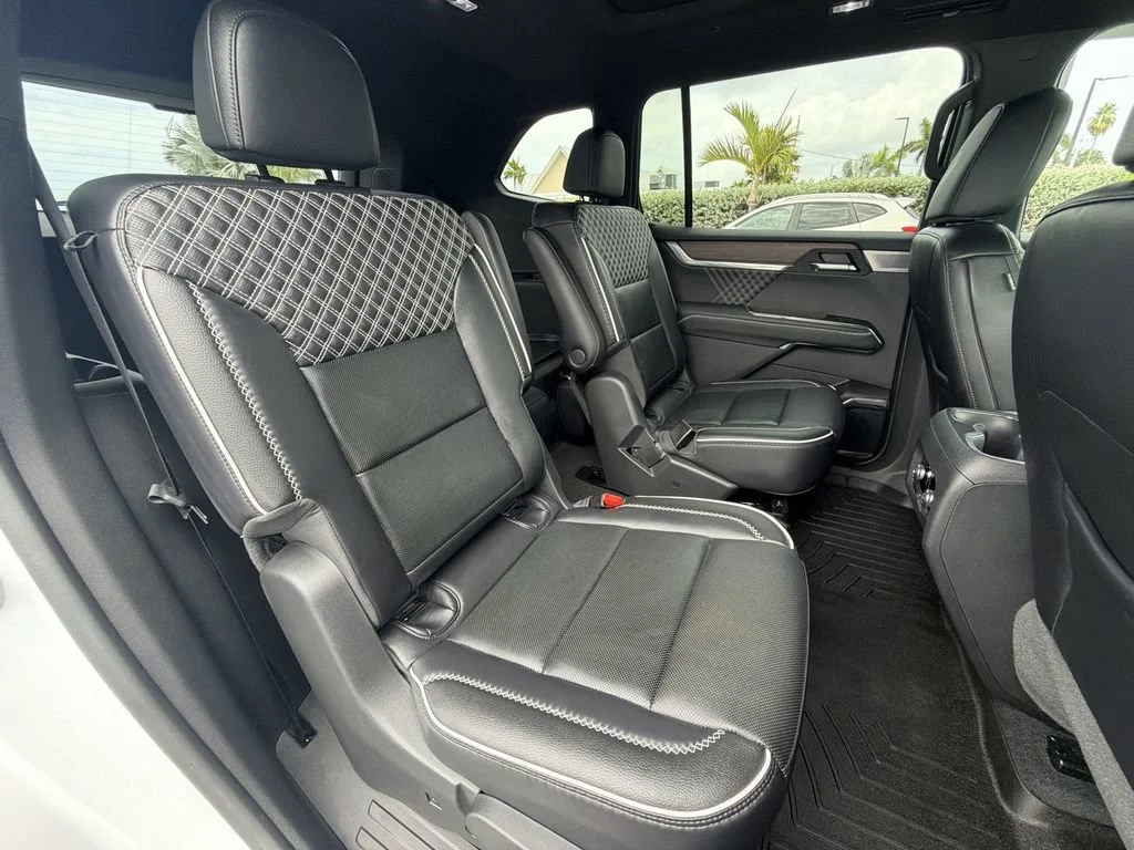Used 2025 White Frost Tricoat GMC Denali image 34