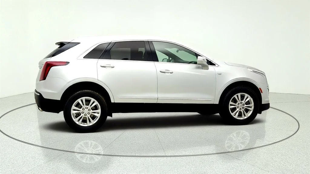 Used 2020 Radiant Silver Metallic Cadillac FWD 4dr Luxury image 4