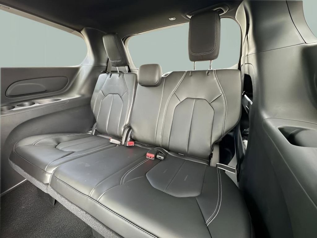 New 2024 Bright White Clear-Coat Exterior Paint Chrysler Touring L image 34