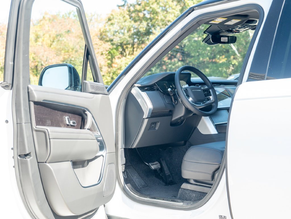 New 2027 Fuji White LAND ROVER  image 10