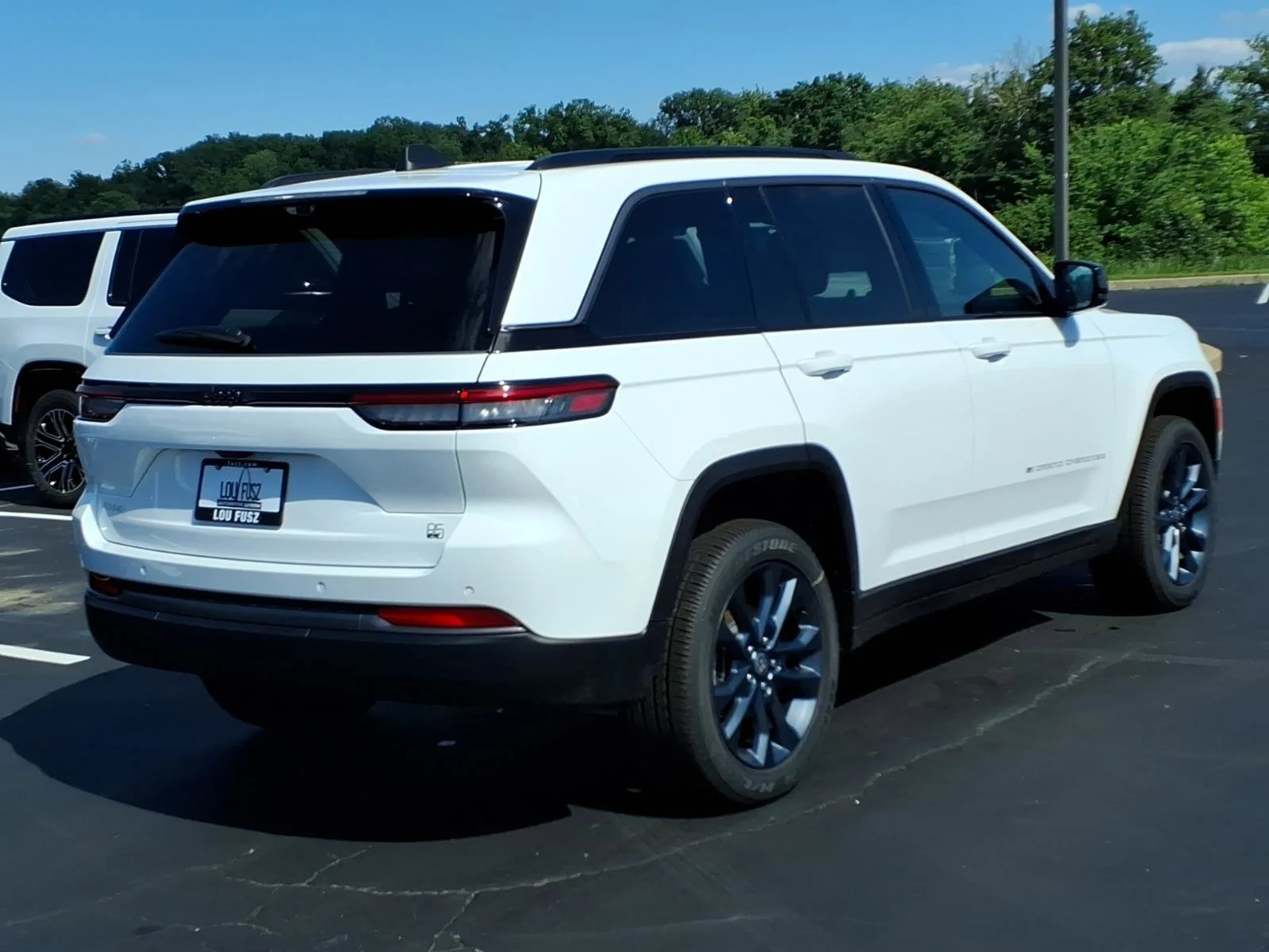 New 2026 Bright White Clear-Coat Exterior Paint Jeep  image 17