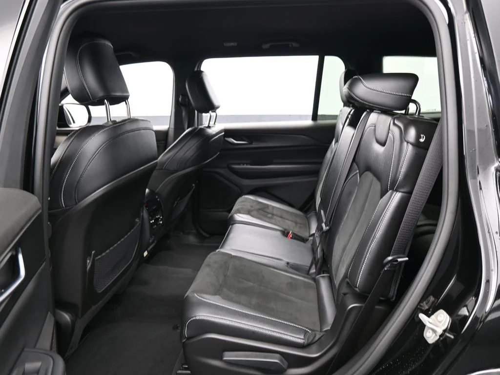 Used 2023 Diamond Black Crystal Pearlcoat Jeep Altitude image 27