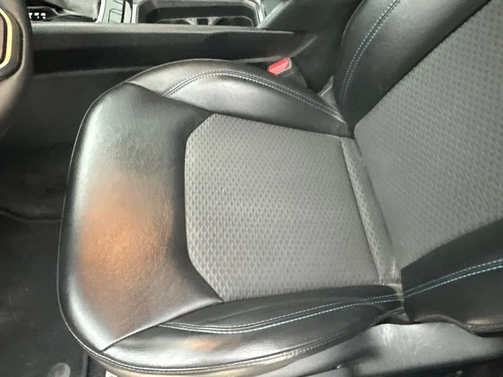 Used 2023 White Jeep Latitude image 4