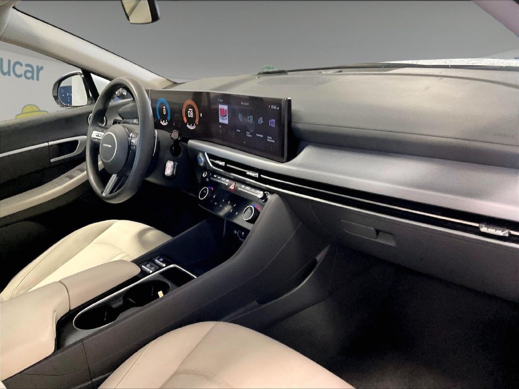 Used 2025 White Hyundai SEL image 14