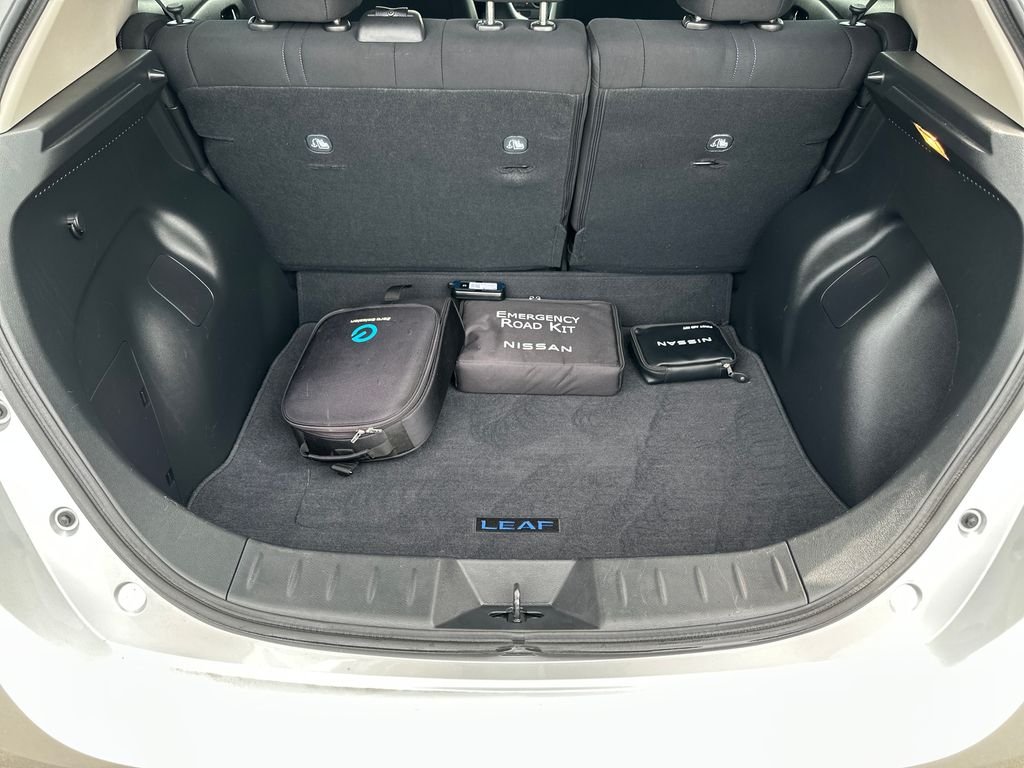 Used 2023 Silver Nissan S image 6