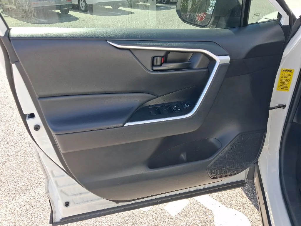 Used 2022 White Toyota LE image 19