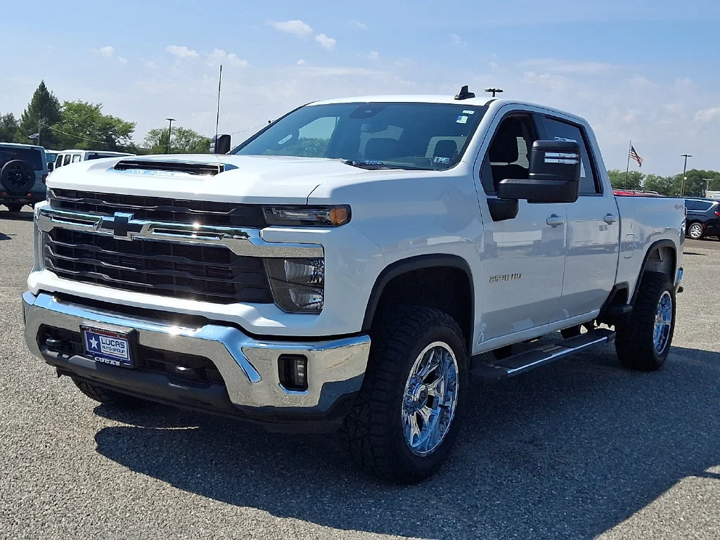 Used 2025 Summit White Chevrolet LT image 5
