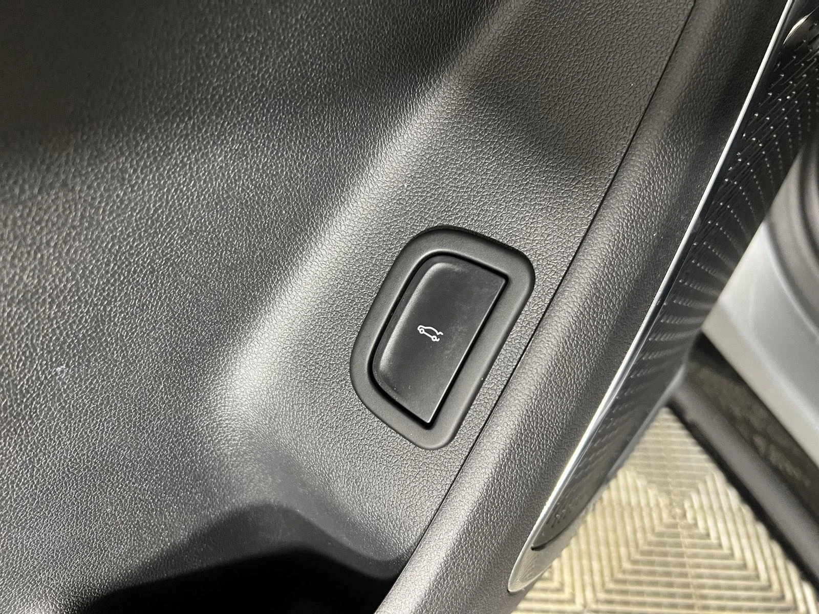 Used 2025 Sterling Gray Metallic Chevrolet AWD RS image 18