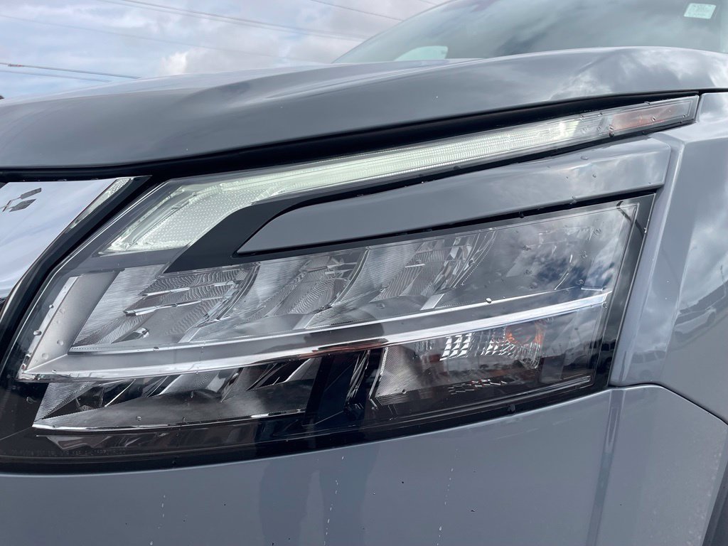 Used 2024 Gray Nissan Platinum image 4