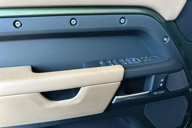 New 2026 Woolstone Green Land Rover X-Dynamic SE image 10