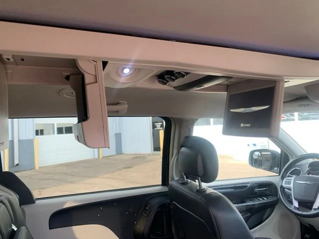 Used 2016 Crystal Metallic Chrysler Touring image 12
