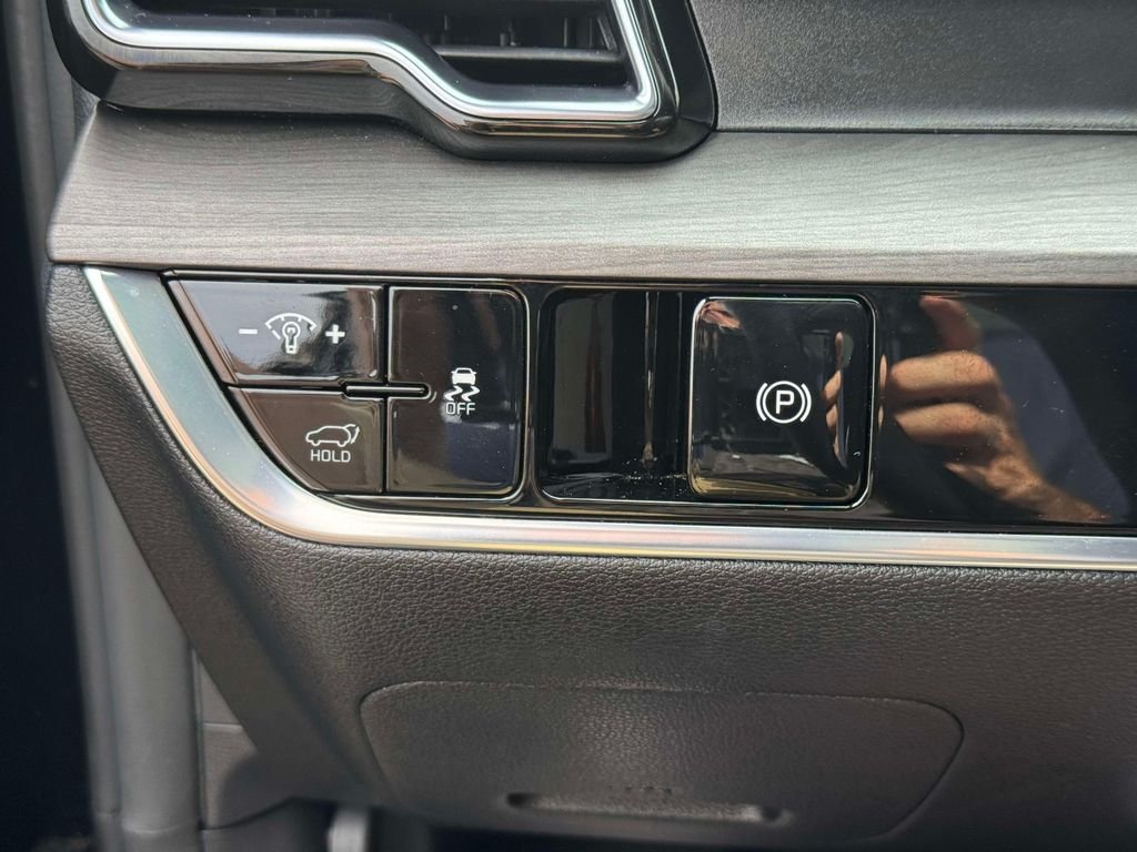 Used 2023 Black Kia X-Line image 19