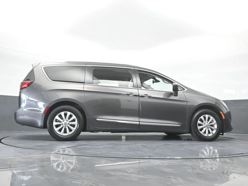 Used 2019 Granite Crystal Metallic Clearcoat Chrysler Touring L image 65