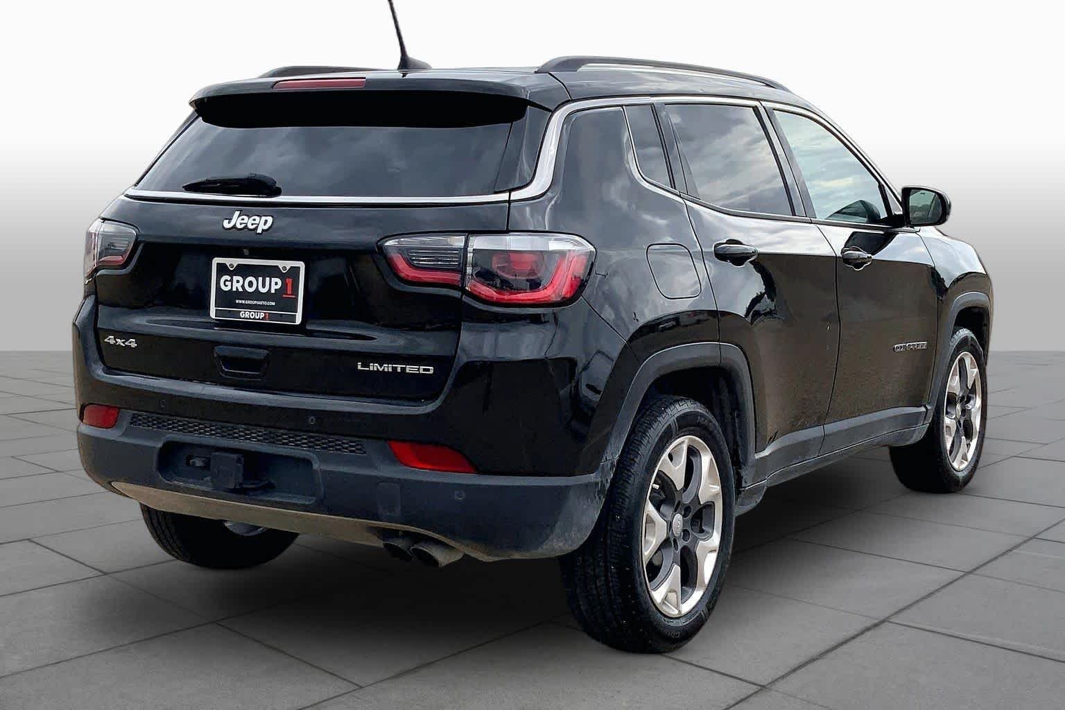 Used 2018 Diamond Black Crystal Pearlcoat Jeep Limited image 12