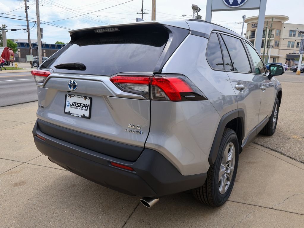Used 2022 Silver Toyota XLE image 5