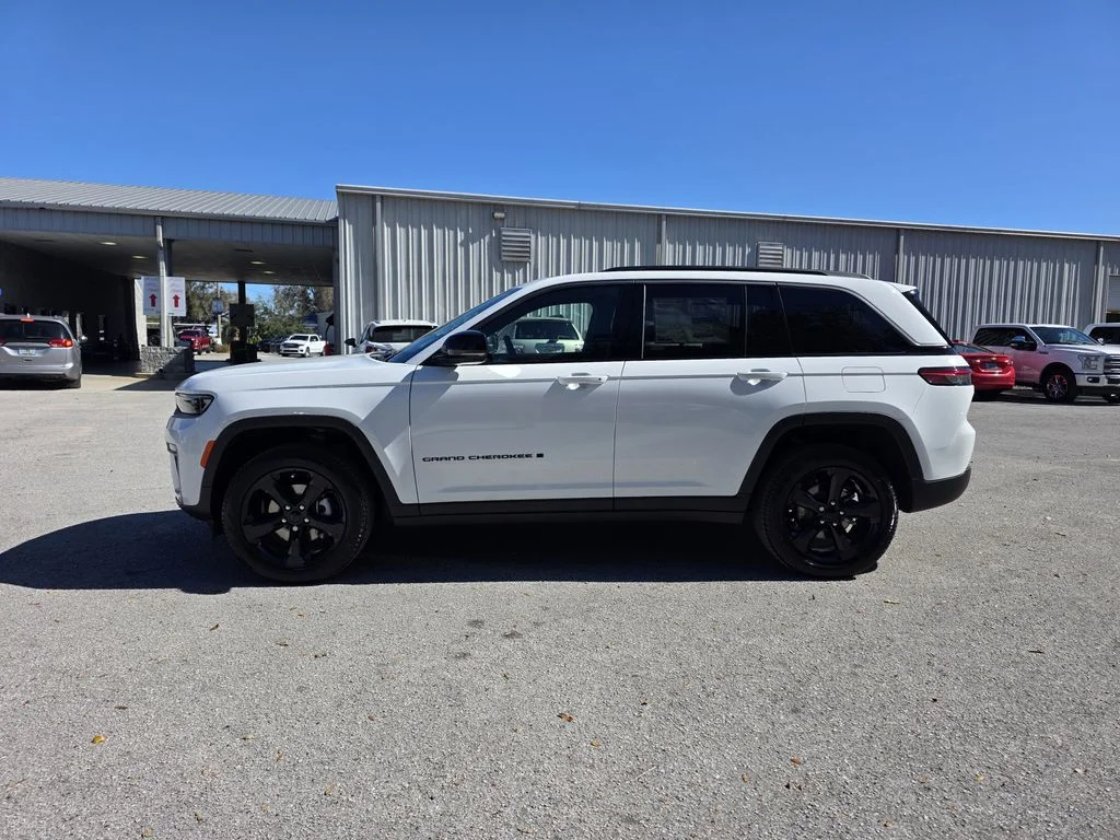 New 2026 Bright White Clear-Coat Exterior Paint Jeep Limited image 6