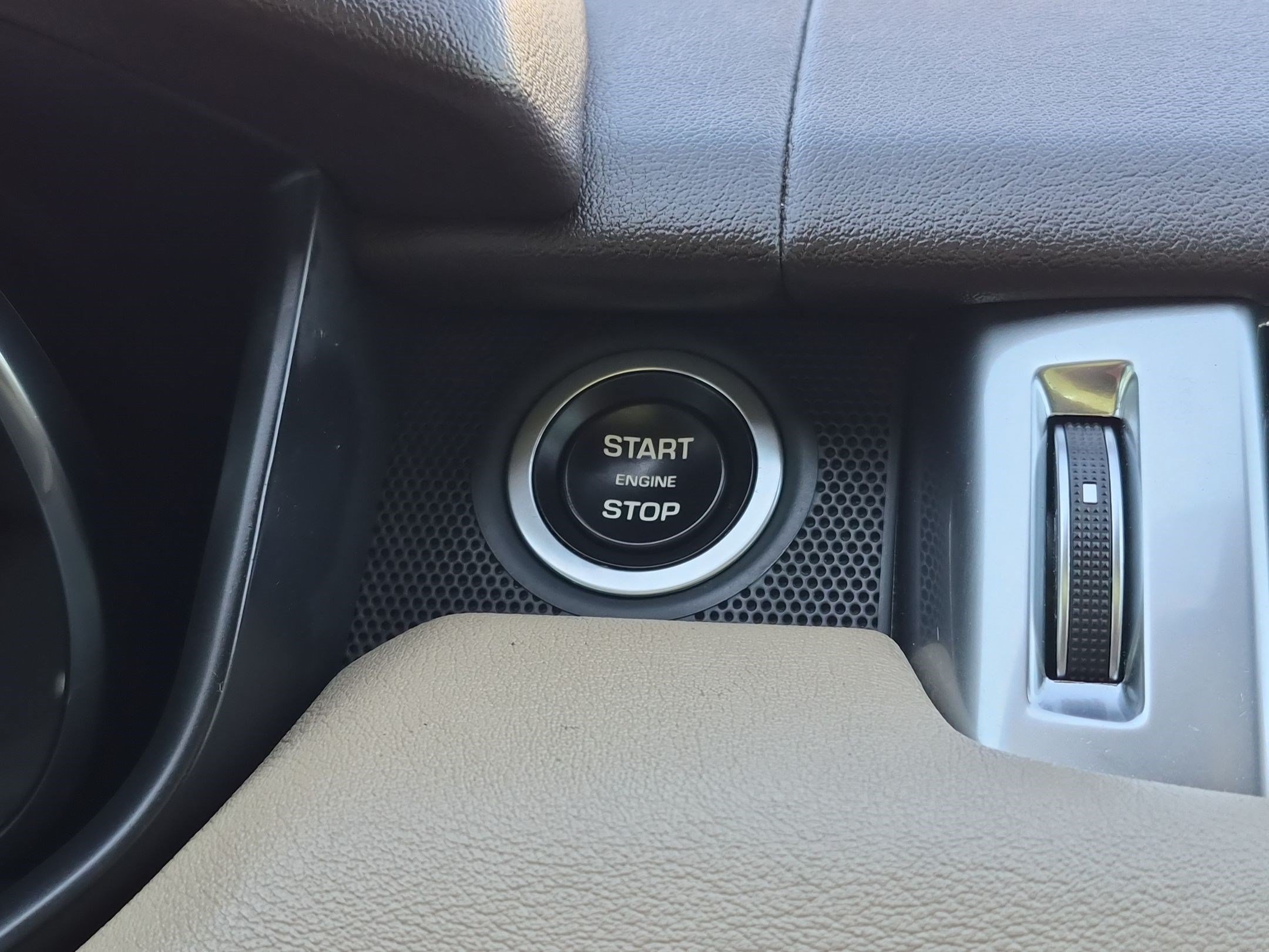 Used 2017  Land Rover SE image 24
