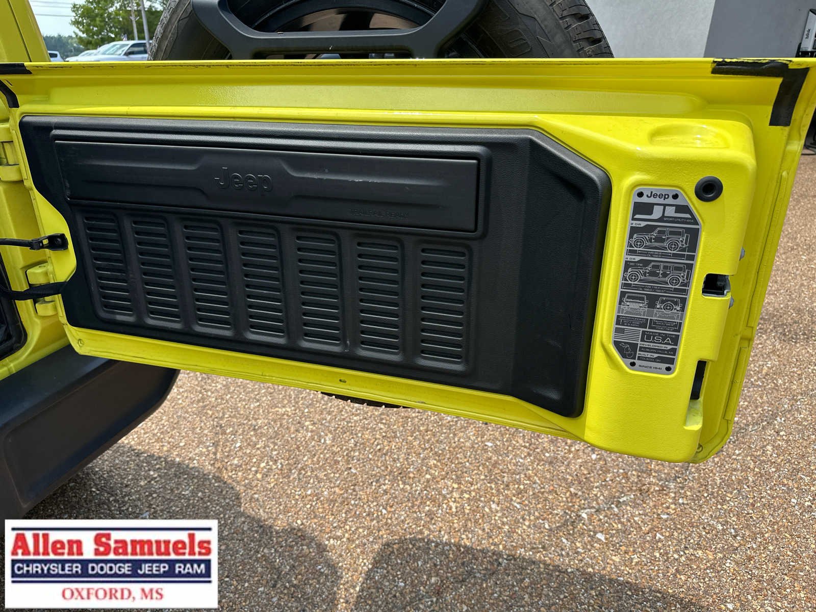 Used 2022 High Velocity Clearcoat Jeep Unlimited Sahara image 39