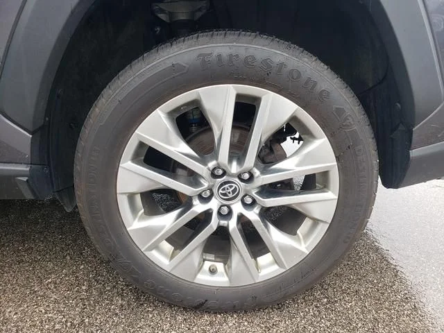 Used 2019 Gray Toyota XLE Premium image 27