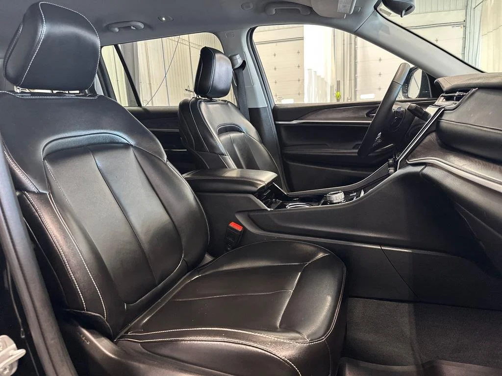 Used 2023 Diamond Black Crystal Pearlcoat Jeep Limited image 36