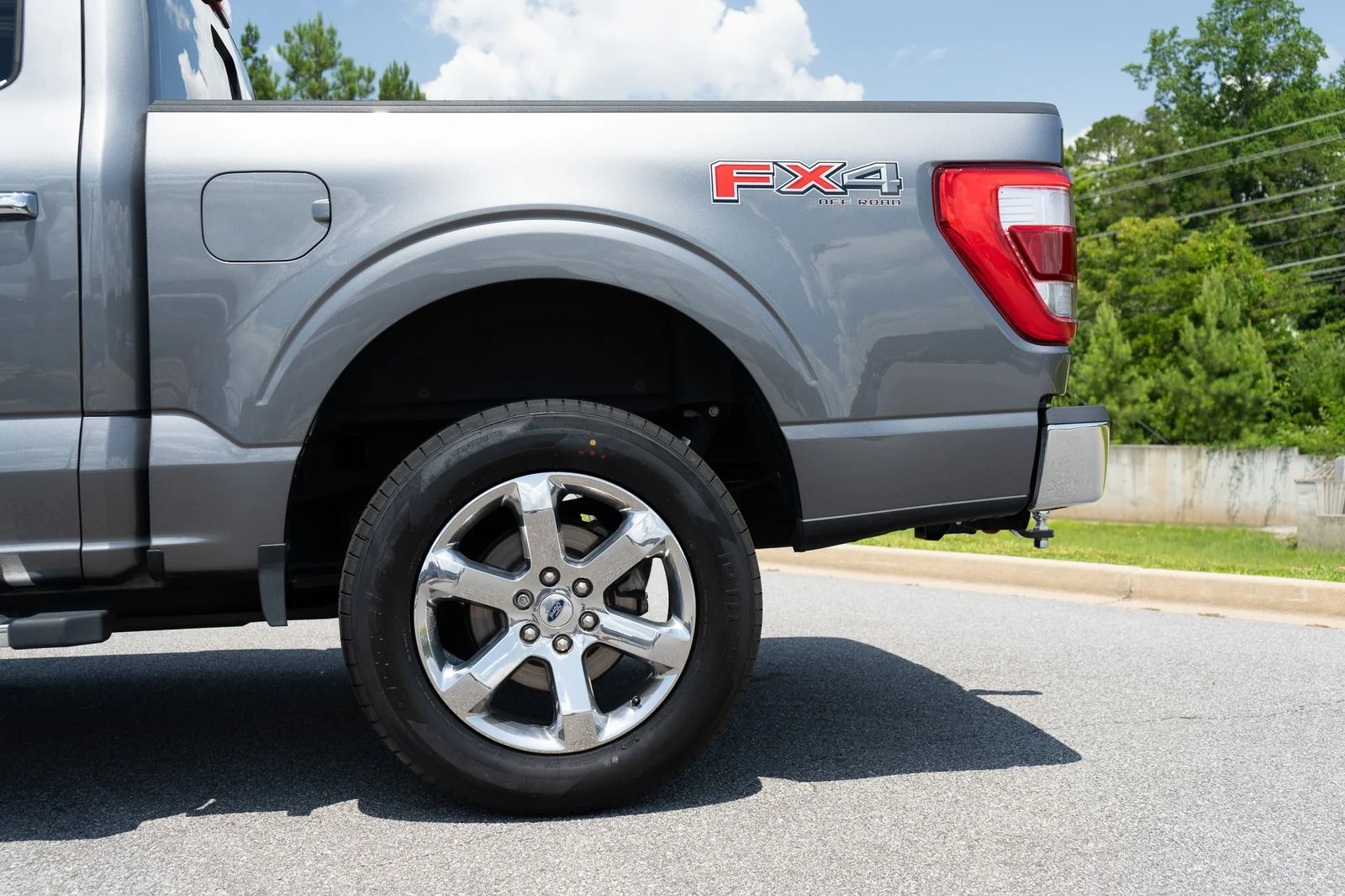 Used 2021 Gray Metallic Ford Lariat image 6
