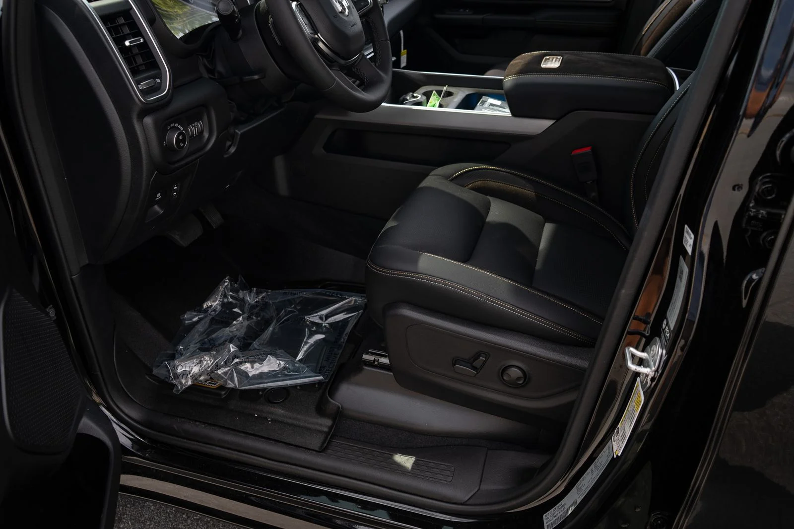 New 2026 Diamond Black Crystal Pearl-Coat Exterior Paint RAM Big Horn with DC 650 Supercharged Package image 37