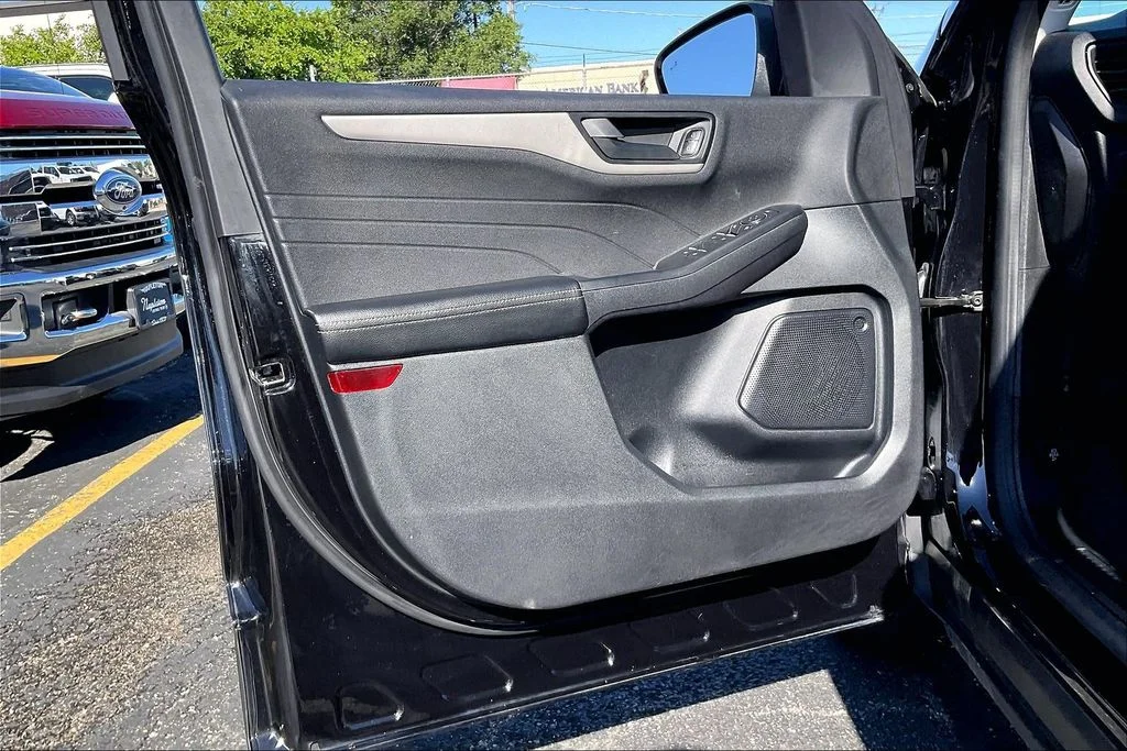 Used 2022 Black Ford SE image 22