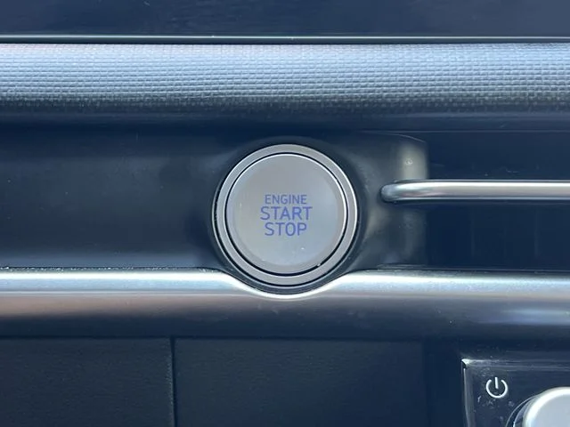 Used 2025 White Hyundai SEL Convenience image 27