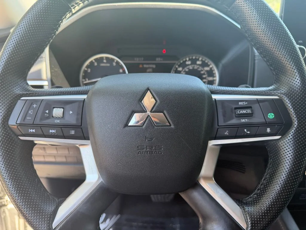 Used 2024  Mitsubishi SE Black Edition image 23