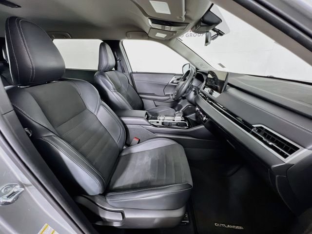 2025 Mitsubishi Outlander SE - Photo 40
