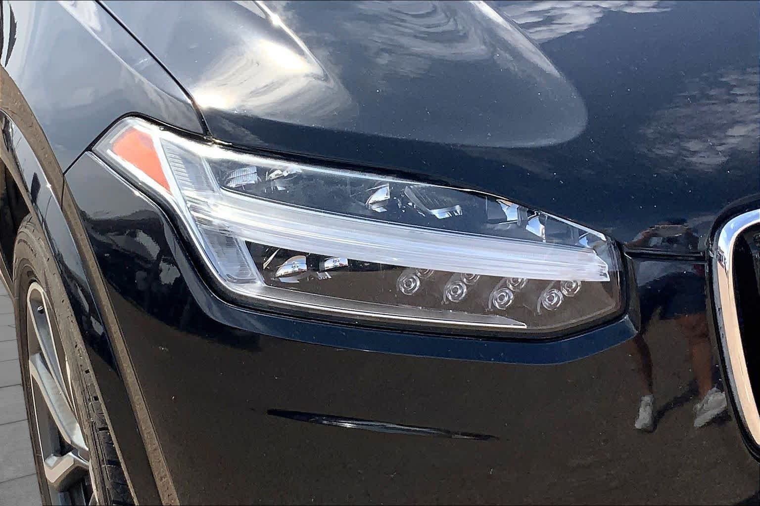 Used 2019 Onyx Black Metallic Volvo Momentum image 28