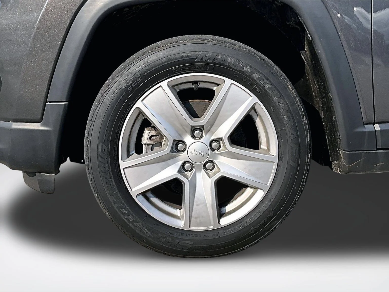 Used 2022 Gray Jeep Latitude image 8