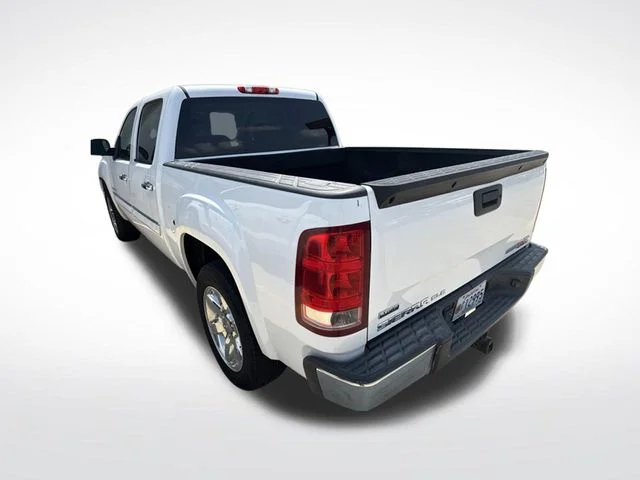 Used 2012 White GMC SLE image 9