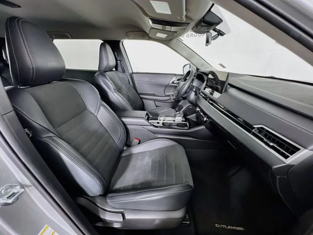 Used 2025 Silver Mitsubishi SE image 40
