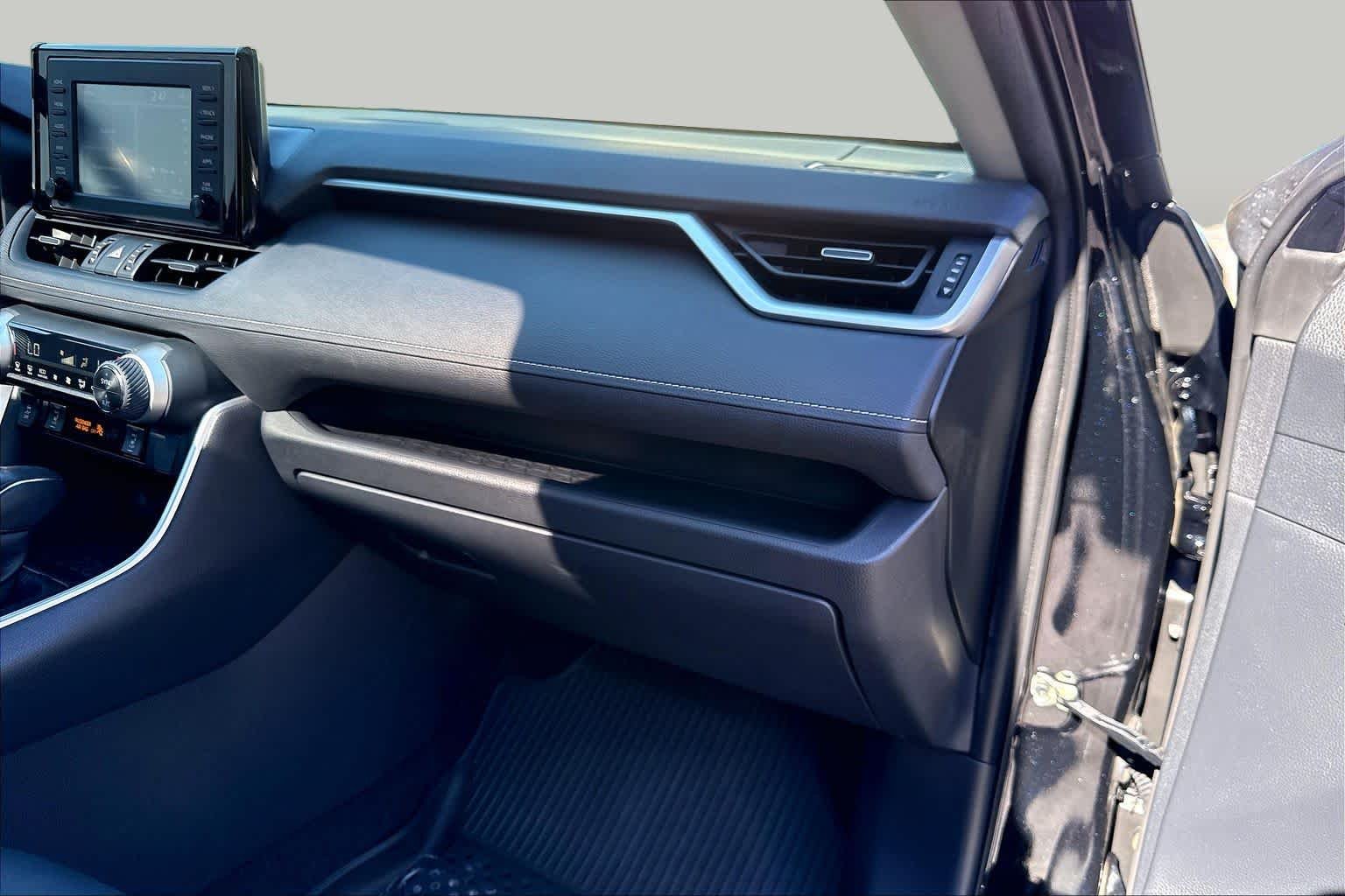Used 2019 Midnight Black Metallic Toyota XLE Premium image 19