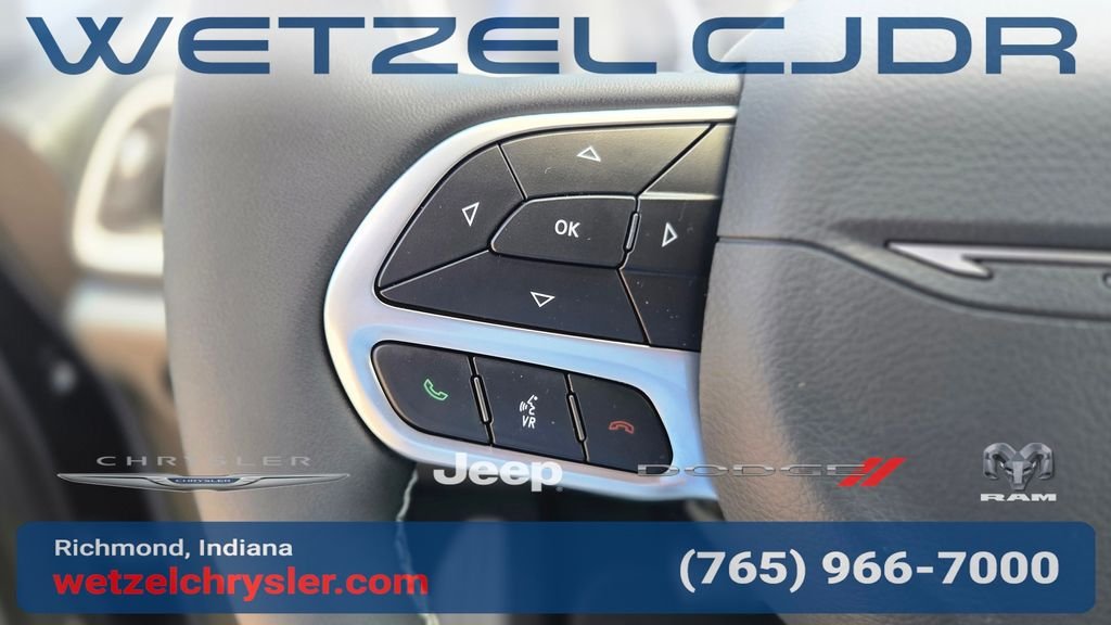 New 2027 Diamond Black Crystal Pearl-Coat Exterior Paint Chrysler Select image 22