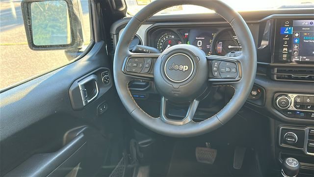 Used 2024  Jeep Sport S image 28