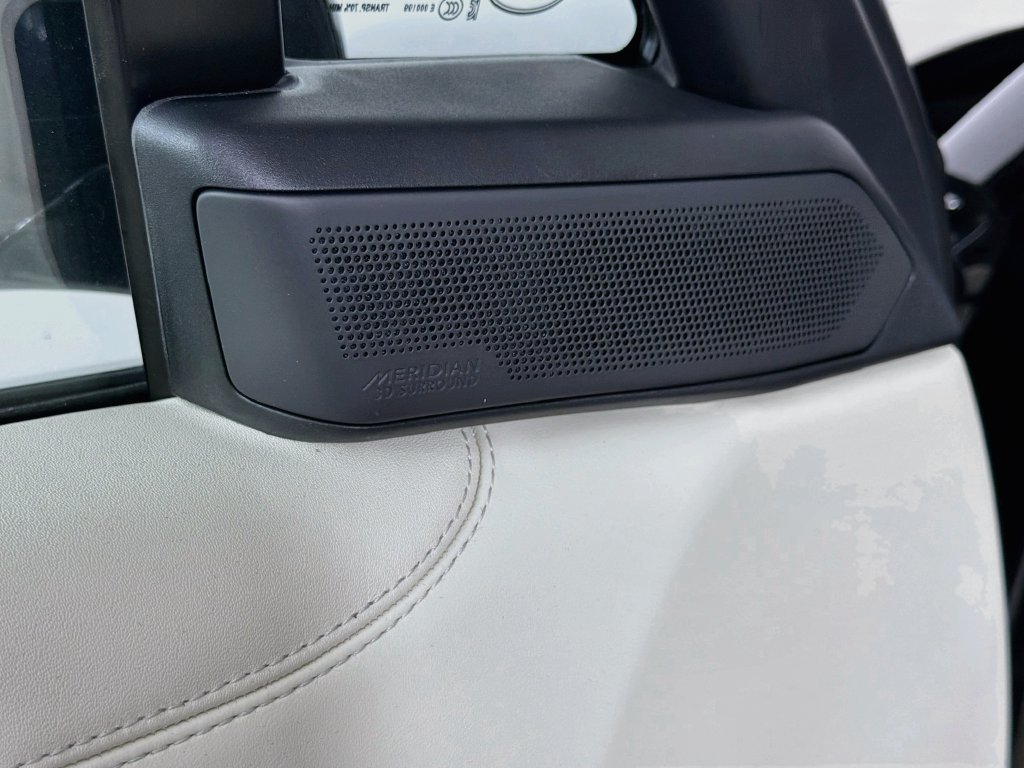 New 2027 Santorini Black Land Rover SE image 19
