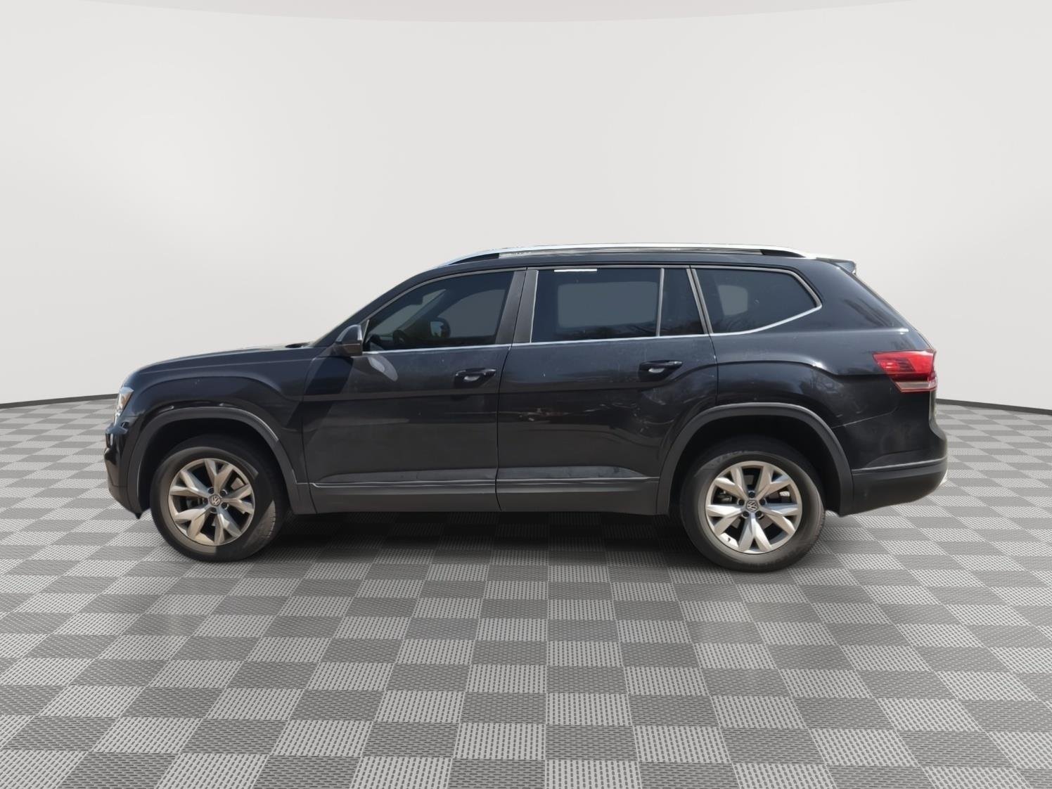 Used 2019 Deep Black Pearl Volkswagen 3.6L V6 SE image 4