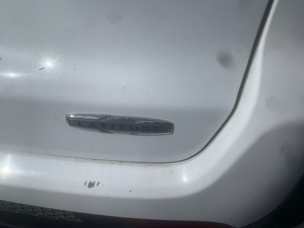 Used 2022 Bright White Clearcoat Jeep Latitude image 8