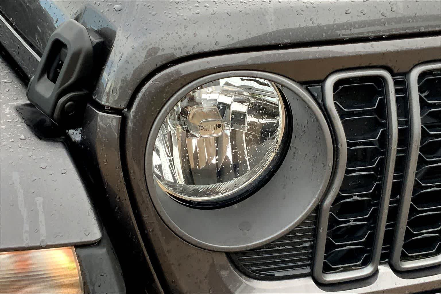 New 2026 Granite Crystal Metallic Clearcoat Jeep Sport S image 13
